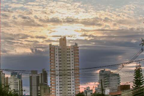 Capital amanhece com céu aberto, mas previsão é de chuva para o decorrer do dia