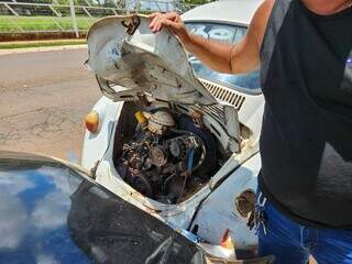 Criso mostra o motor do fusca danificado após colisão na Avenida Presidente Vargas (Foto: Geniffer Valeriano)