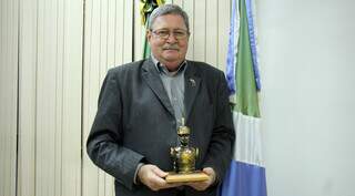 Adalberto Ballock Sobrinho com homenagem recebida do comandante do Exército Brasileiro, General Marco Antônio Freire Gomes, em 2022 (Foto: Chico Ribeiro/Governo MS)