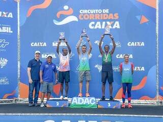 Maurinaldo recebe o prêmio de 1º lugar no pódio da prova de 10 km, Masculino Elite (Foto: Marcos Maluf)