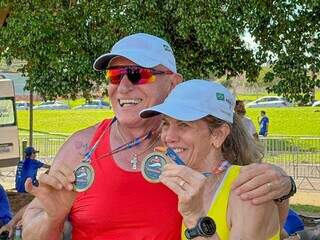 Paulo e Mary mostram medalhas conquistadas no Circuito Caixa de Corrida, em Campo Grande (Foto: Marcos Maluf)