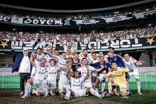 Elenco do Peixe celebra retorno para a primeira divisão (Foto: Raul Baretta/SFC)