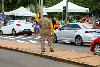 Fiscal de trânsito, durante movimentação de veículos em ação comunitária. (Foto: Arquivo/Juliano Almeida)