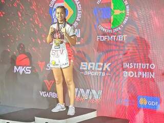 Mariany e a medalha de ouro, no pódio do Campeonato Brasileiro de Muay Thai. (Foto: Reprodução/Instagram)