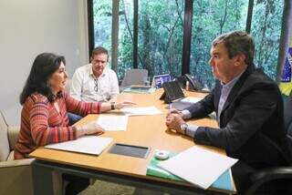 Ministra do Planejamento e Orçamento, Simone Tebet, ao lado do marido e secretário estadual da Casa Civil, Eduardo Rocha, em reunião com o governador Eduardo Riedel (Foto: Saul Scharmm)