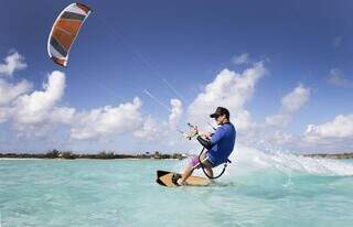 O Kitesurf é um esporte que vem ganhado praticantes no mundo todo, inclusive nas praias catarinenses (Foto: Reprodução)