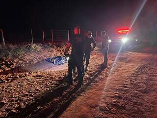 Vítima foi colocada às margens da estrada para trabalho da Polícia Civil e Perícia (Foto: Reprodução/JP News)