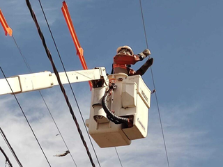 Eletricista faz reparos nos fios elétricos da Avenida Mato Grosso. (Foto: Arquivo/Campo Grande News)