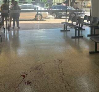 Poças de sangue na recepção do posto de saúde onde médico foi esfaqueado e morreu (Foto: Direto das Ruas)