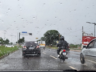 Chuva na região do Santo Antônio, em Campo Grande, nesta segunda-feira (Foto: Geniffer Valeriano)