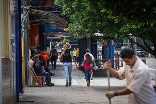 Movimentação de pessoas na Avenida Afonso Pena, em Campo Grande (Foto: Henrique Kawaminami/Arquivo)