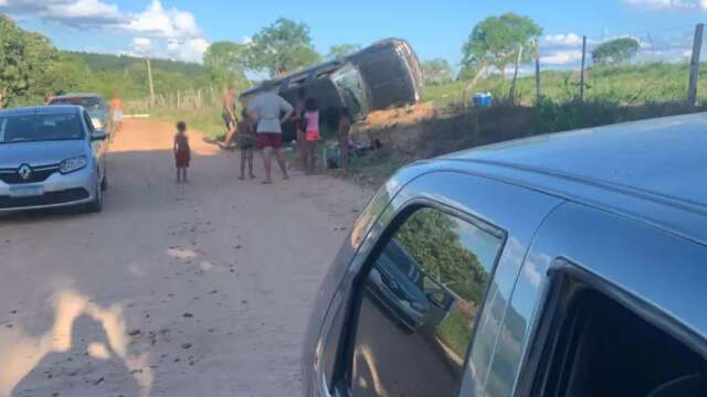 Motorista capota picape durante socorro de homem que se afogou