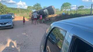 Carro capotou em estrada de terra durante resgate da vítima que se afogou (Foto: Reprodução/JP News)