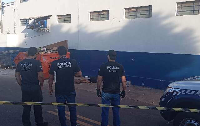 Morador de rua &eacute; espancado at&eacute; a morte ao lado de supermercado