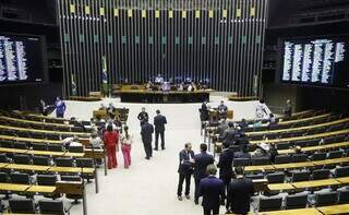 Parlamentares debatem sobre projeto durante sessão híbrida. (Foto: Mário Agra/Câmara dos Deputados)