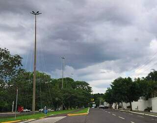 Fitas de led foram instaladas em postes da Avenida Afonso Pena (Foto: Geniffer Valeriano)