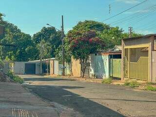 Rua onde o crime aconteceu, na tarde desse domingo (Foto: Marcos Maluf)