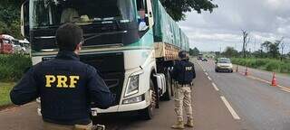 PRF fiscaliza caminhão em rodovia federal de Mato Grosso do Sul (Foto: Divulgação)