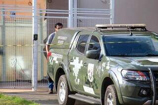 Viatura do Bope em frente à empresa onde o pacote explodiu (Foto: Juliano Almeida)