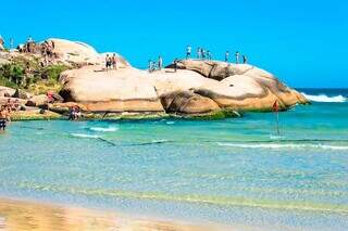 Com dunas imponentes e vegetação nativa, fica difícil não se impressionar com a paisagem da praia da Joaquina (Foto: Reprodução)