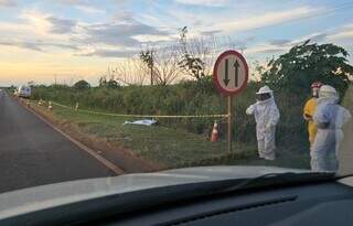 Corpo da vítima caído no acostamento da rodovia (Foto: Portal do Conesul)