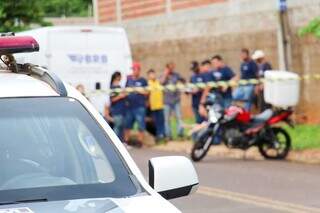 Local isolado e funcionários reunidos na rua da empresa onde encomenda explodiu (Foto: Juliano Almeida)