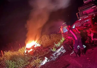 Carro que pegou fogo e três pessoas morreram carbonizadas (Foto: Infoco MS)