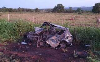 Ford KA ficou completamente destruído após pegar fogo (Foto: Infoco MS)