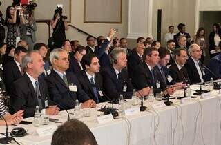 Governador de Mato Grosso do Sul, Eduardo Riedel (PSDB), ao lado dos titulares da Segov, Rodrigo Perez e Semadesc, Jaime Verruck, durante o Fórum Empresarial entre Brasil e Indonésia (Foto: Reprodução)