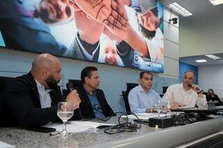 Da esquerda à direira: diretor-presidente da Funsat (Fundação Social do Trabalho de Campo Grande), João Henrique Bezerra; e vereadores Clodoilson Pires, Roberto Santana e André Luís Soares da Fonseca (Foto: Izaías Medeiros/CMCG)