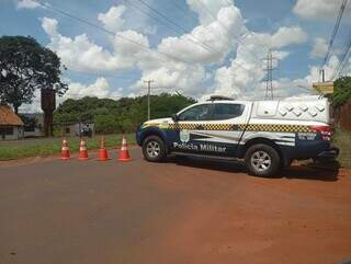 Batalhão de Trânsito bloqueou uma das vias próximo do local do acidente (Foto: Ana Beatriz Rodrigues)