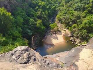 Cachoeira do Rio do Peixe vista de cima, ponto de caída da água que está seco em 2020 (Foto: arquivo)