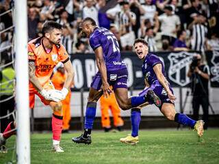 Saulo Mineiro comemora gol da vitória na Arena Castelão. (Foto: Gabriel Silva/Ceará)