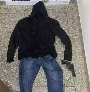 Roupa do suspeito e pistola usada no crime foram apreendidos pela Denar. (Foto: Reprodução)