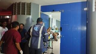 Gabriel deu entrada no Hospital da Vida, em Dourados, após ser baleado por policiais enquanto tentava fugir. (Foto: Leandro Holsbach)