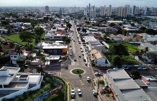 Cruzamento das ruas Raul Pires Barbosa com a Cel. Cacildo Arantes, no Bairro Chácara Cachoeira em Campo Grande (Foto: Osmar Veiga)