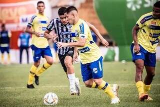 Lance de Dourados e Operário no primeiro jogo da final do Estadual (Foto: @eduardofotoms)