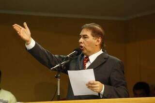 Ex-prefeito Alcides Bernal se defendendo na Câmara de Campo Grande no dia da votação do impeachment (Foto: Cleber Gellio/Campo Grande News/Arquivo)