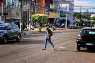 Jovem atravessa uma das ruas (Foto: Osmar Veiga)