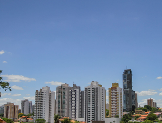 Céu aberto visto da região central de Campo Grande (Foto: Marcos Maluf)