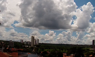 Céu parcialmente nublado nesta manhã em Campo Grande (Foto: Direto das Ruas)