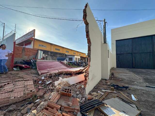 Motorista perde controle da dire&ccedil;&atilde;o e destr&oacute;i muro de ferro-velho 