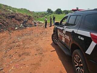 Equipe da Polícia Civil e da perícia no local onde corpo de Leiza foi encontrado ( Foto: Divulgação | PCMS)