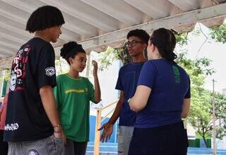  Estudante reunidos no pátio da escola conversando sobre a pauta racial (Foto: Osmar Veiga)