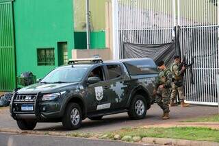 Policiais do Bope em frente a transportadora (Foto: Juliano Almeida)