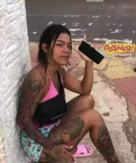 Yasmin foi quem postou o vídeo torturando a vítima em suas redes sociais (Foto: Direto das Ruas)