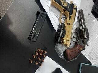 Pistola dourada e revólver calibre 357 usados por assaltantes e apreendidos pela PM (Foto: Divulgação)