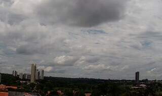 Céu carregado, por volta das 10h desta manhã, na região leste de Campo Grande (Foto: Direto das Ruas) 