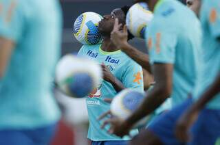 Atacante Vini Jr brinca com a bola em treino da seleção (Foto: Rafael Ribeiro/CBF)