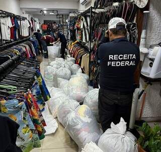 Agentes da Receita Federal recolhem produtos falsificados em loja de Dourados (Foto: Divulgação)